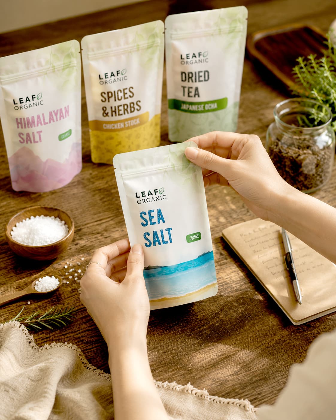 Tim Leaf Organic mempersiapkan produk natural premium